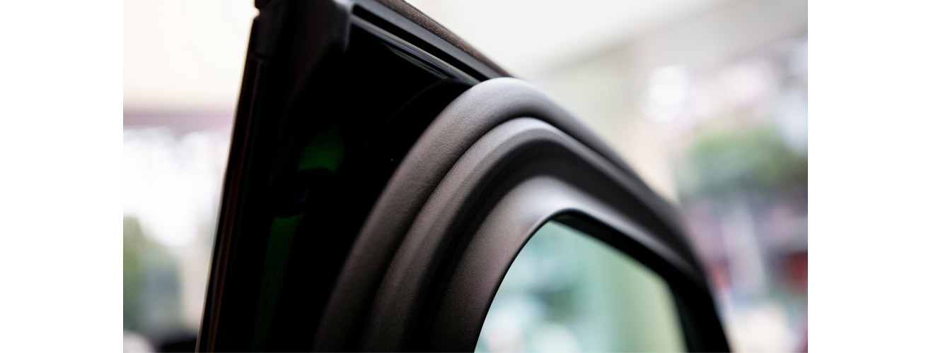 Uszczelka gumowa w samochodzie zakonserwowana silikonem