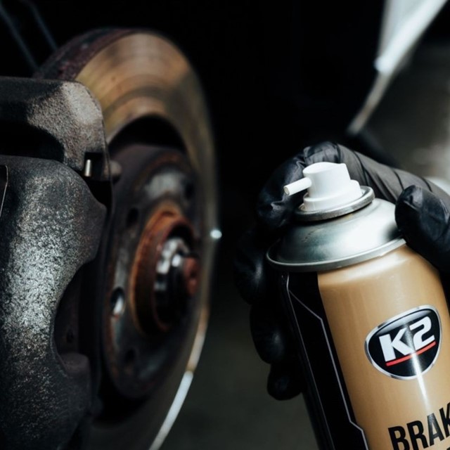 Zestaw do malowania zacisków i bębnów hamulcowych na srebrno (zmywacz K2 Brake Cleaner 600ml + srebrny lakier K2 Brake Caliper Paint 2x 400ml + szczotka druciana)